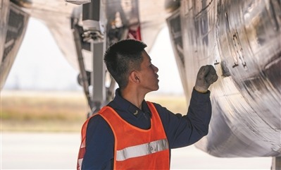 机务人员检查战机。